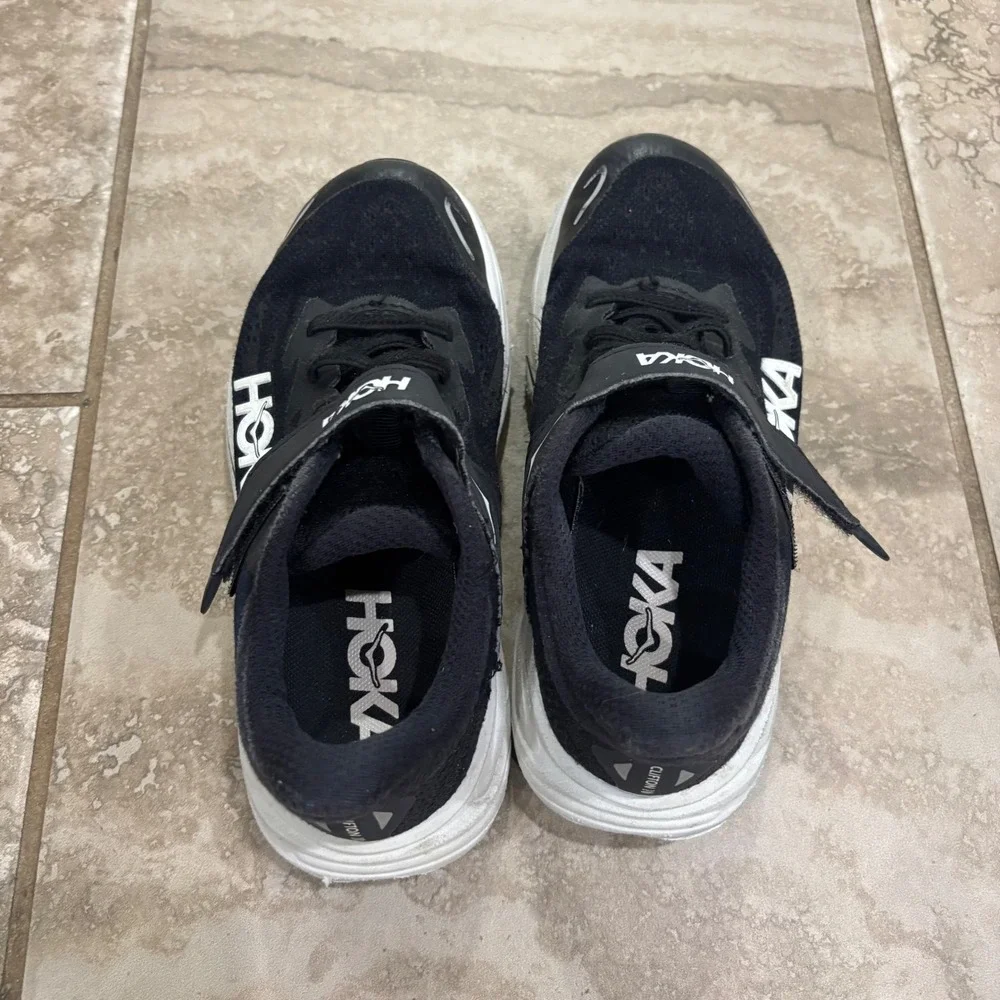 Hoka One One Clifton 9 Little Kid Running Shoes Black White 1168873 BWHT Size 1M